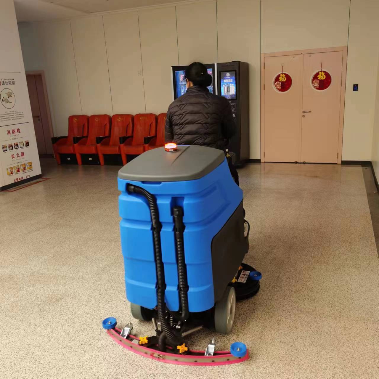 駕駛式洗地機在多個行業中都有著重要的應用價值