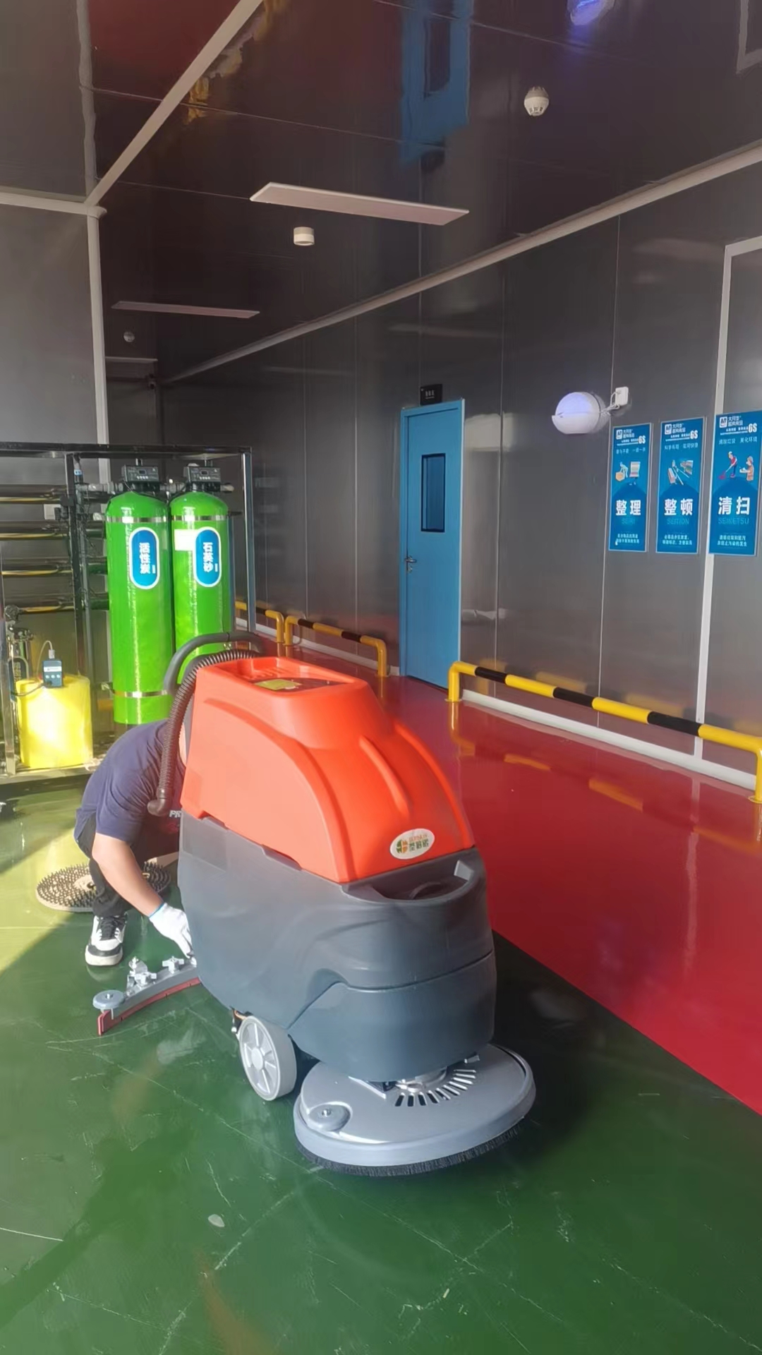 駕駛式洗地機是保護各行業清潔與效率的秘密武器