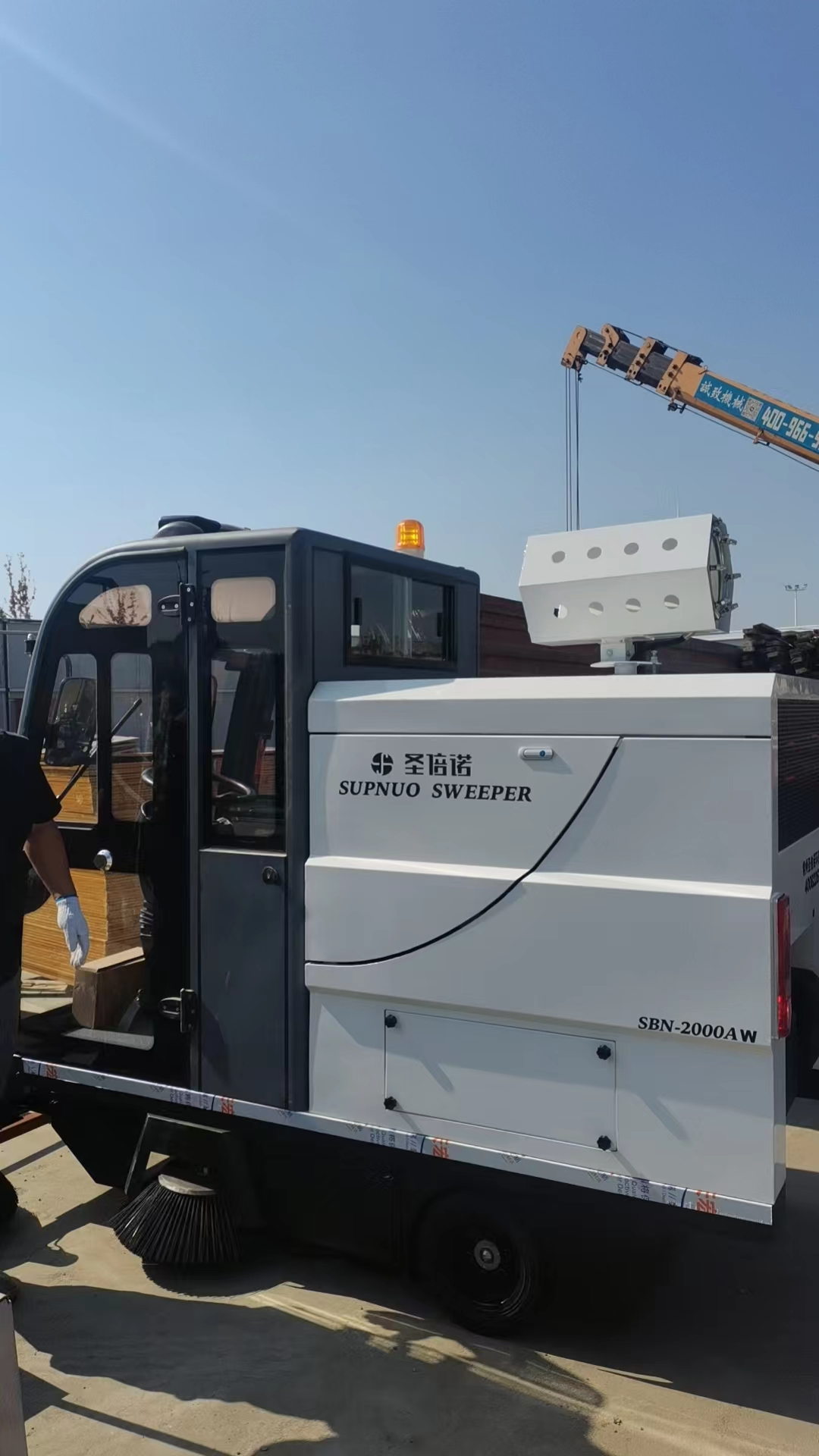 道路清掃車在工廠環(huán)境中發(fā)揮著重要作用，為工廠的運(yùn)營和管理帶來了多方面的積極影響