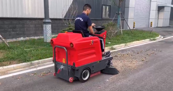  倉庫高效清潔新選擇：小型清掃車