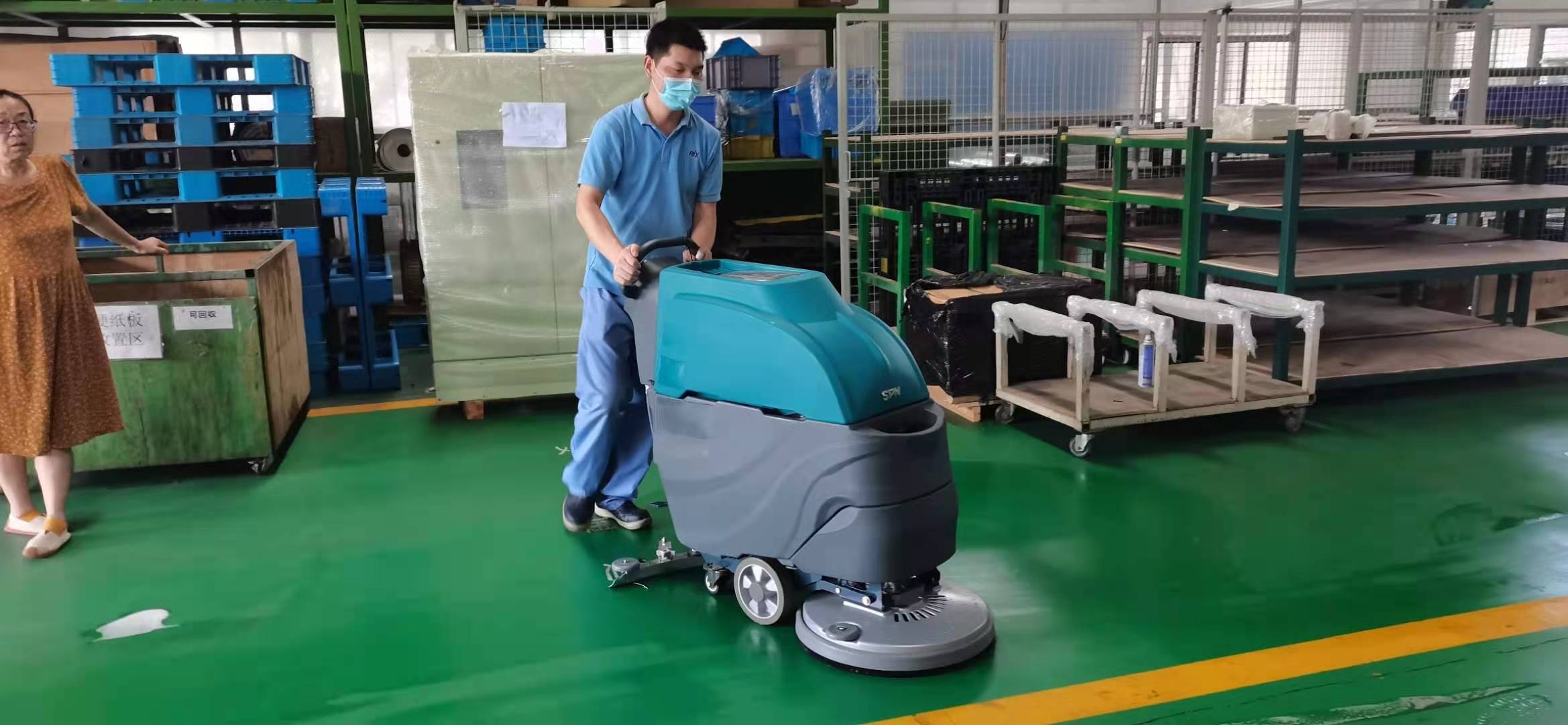 倉庫駕駛式洗地機：現代倉儲清潔的高效解決方案